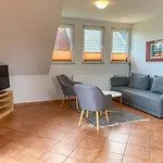 Wiesengeflüster Dachgeschosswohnung Mit Balkon Und Müritznähe 200 M Röbel