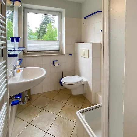 شقة Wiesengefluester Dachgeschosswohnung Mit Balkon Und Mueritznaehe 200 M *