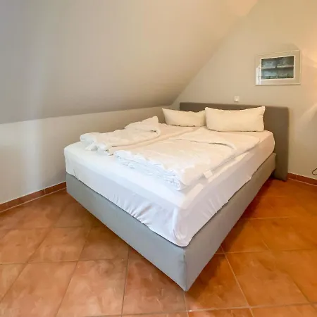 Wiesengefluester Dachgeschosswohnung Mit Balkon Und Mueritznaehe 200 M Appartamento *