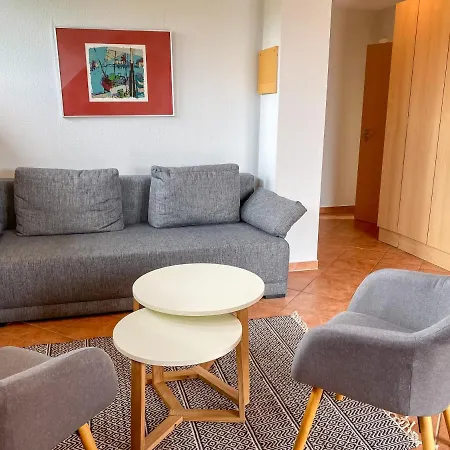 Wiesengefluester Dachgeschosswohnung Mit Balkon Und Mueritznaehe 200 M شقة *