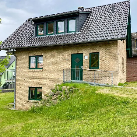 Wiesengefluester Dachgeschosswohnung Mit Balkon Und Mueritznaehe 200 M Appartamento *