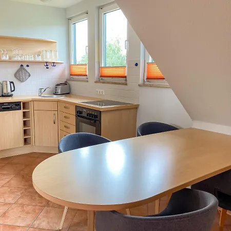 Apartment Wiesengeflüster Dachgeschosswohnung Mit Balkon Und Müritznähe 200 M