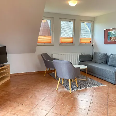 Wiesengeflüster Dachgeschosswohnung Mit Balkon Und Müritznähe 200 M Röbel