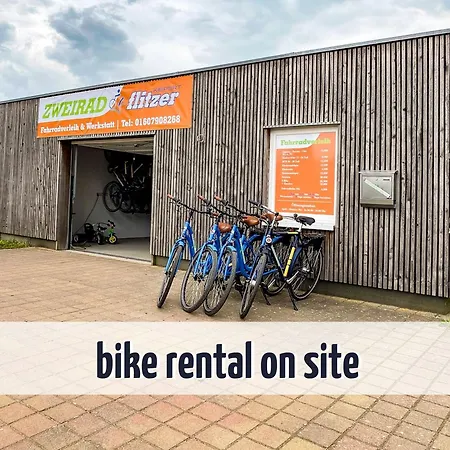 Wiesengefluester Dachgeschosswohnung Mit Balkon Und Mueritznaehe 200 M شقة